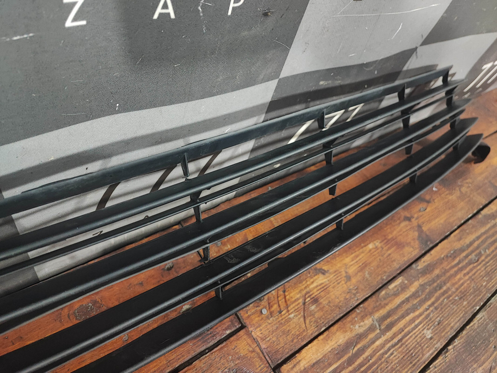 Решетка переднего бампера Toyota Corolla (E180) 15-19 Б/У Оригинал 5311202690