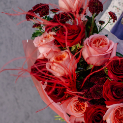 84. Яркий эффектный букет с пионовидными и классическими розами