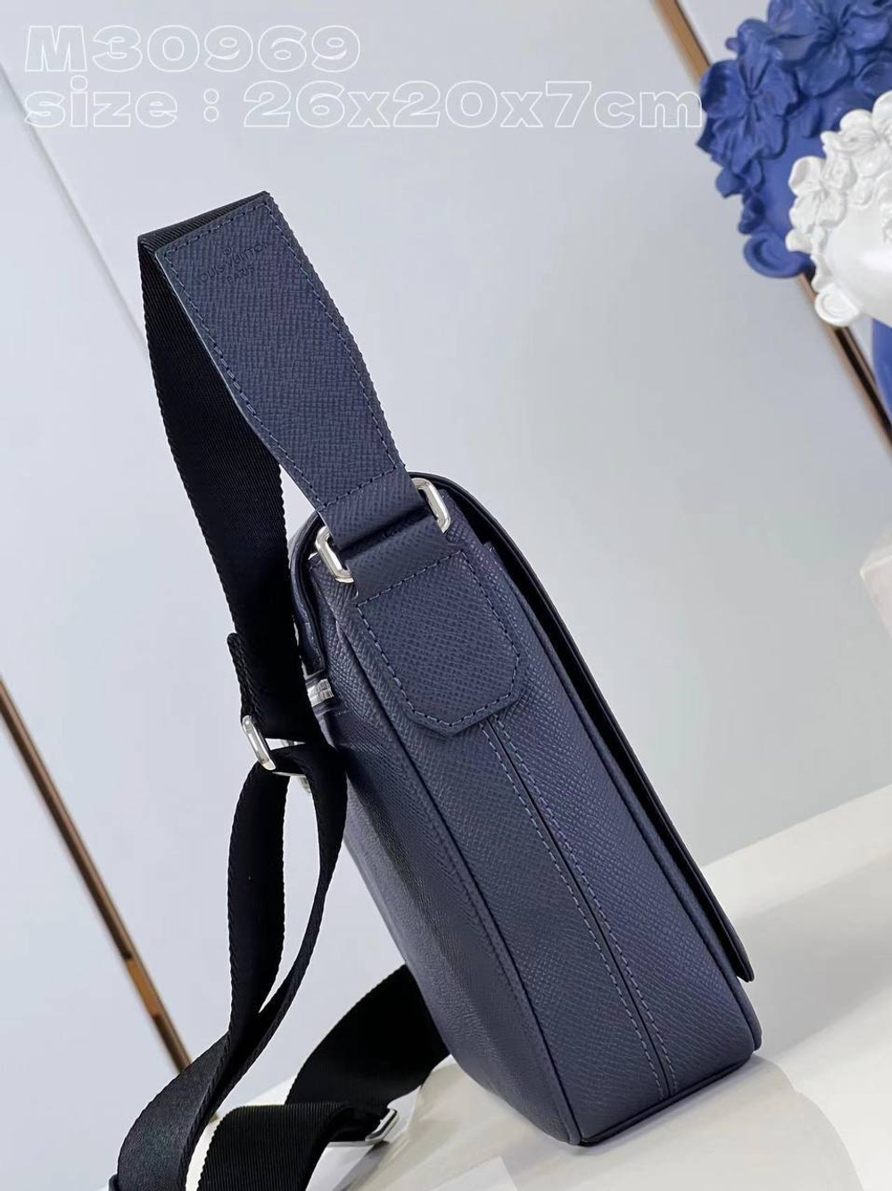 Сумка-мессенджер Louis Vuitton