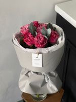 Букет из яркой одноголовой розы и эвкалипта