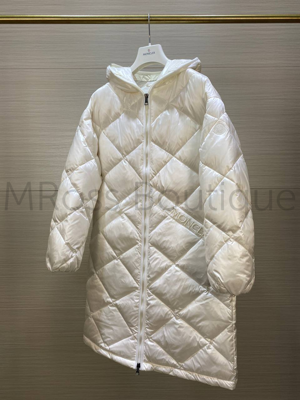 Женский белый удлиненный пуховик Moncler (Монклер) премиум класса