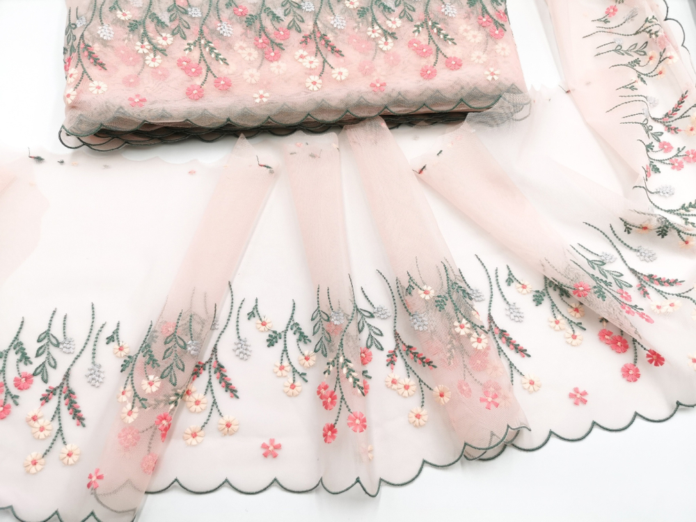 Вышивка на сетке, 22 см, ПРАВАЯ, цветы на нежно-розовом фоне (Артикул: VS-2021), м