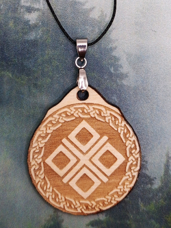 Кулон из дерева Макошь