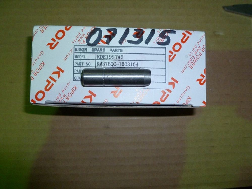 Втулка направляющая клапана КМ376/Valve guide