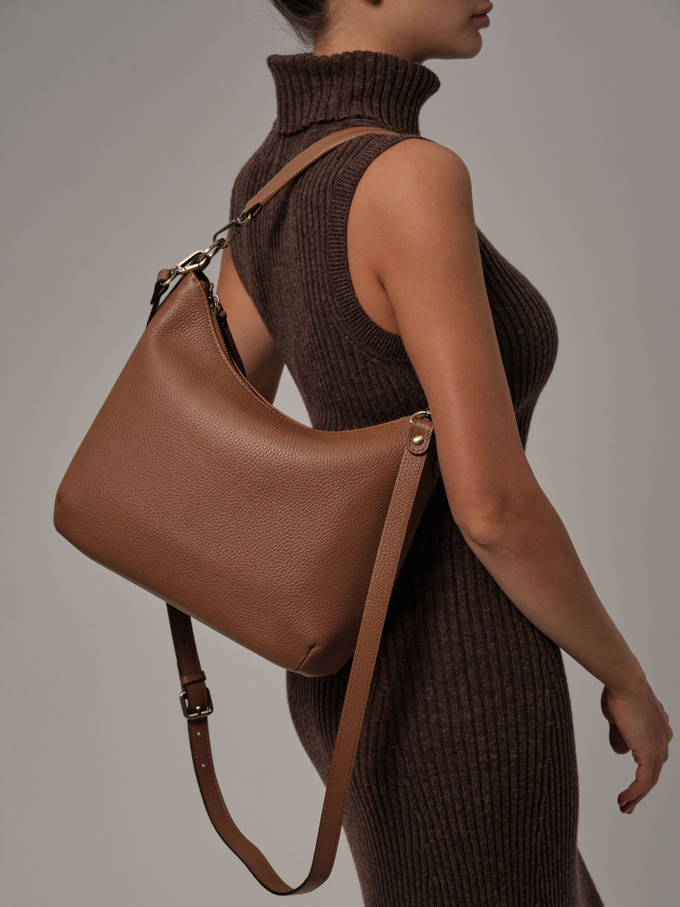 Сумка кожаная на плечо светло-коричневая