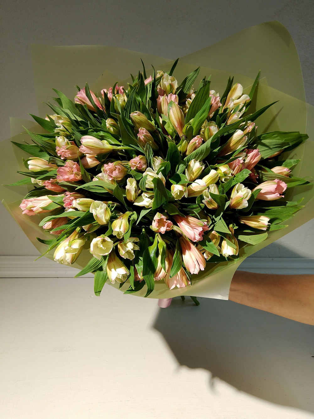 Гвоздика бывает стильной в букете с эвкалиптом (М0020)