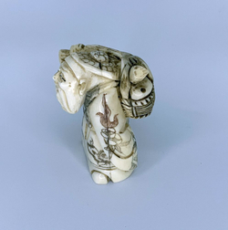 Нэцкэ Монах с кузовом через плечо