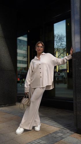 Трикотажный костюм с брюками в бежевом цвете