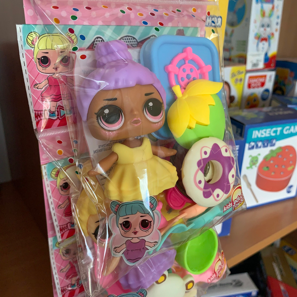 Куколка Ага в упаковке с посудой и едой