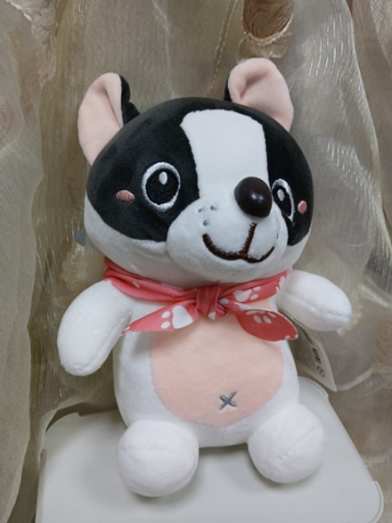 Собака белая с чёрными пятнами с платком, 24 см