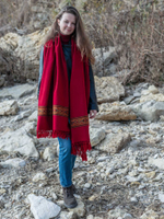 Шерстяной палантин с вышивкой