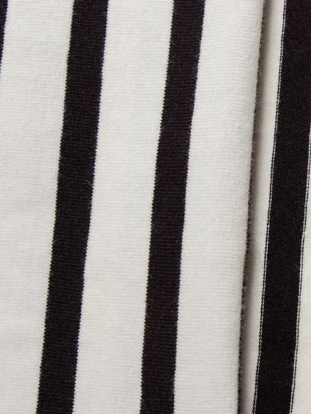 Черно-белый костюм для девочки в полоску