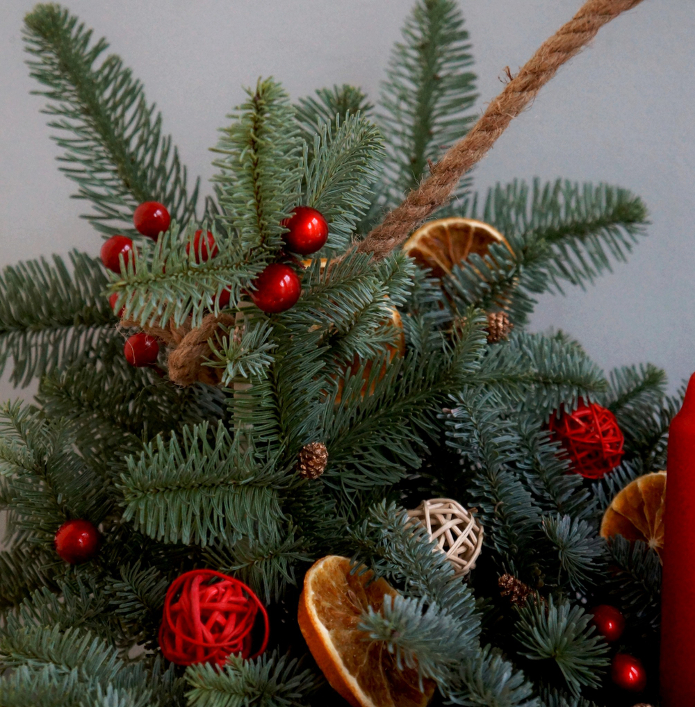 Новогодняя композиция с высокими свечами