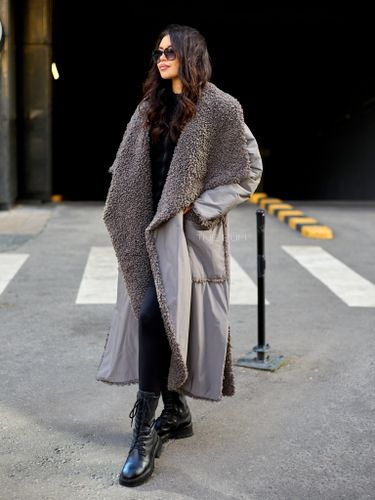 Утепленное серое пальто с эко-мехом