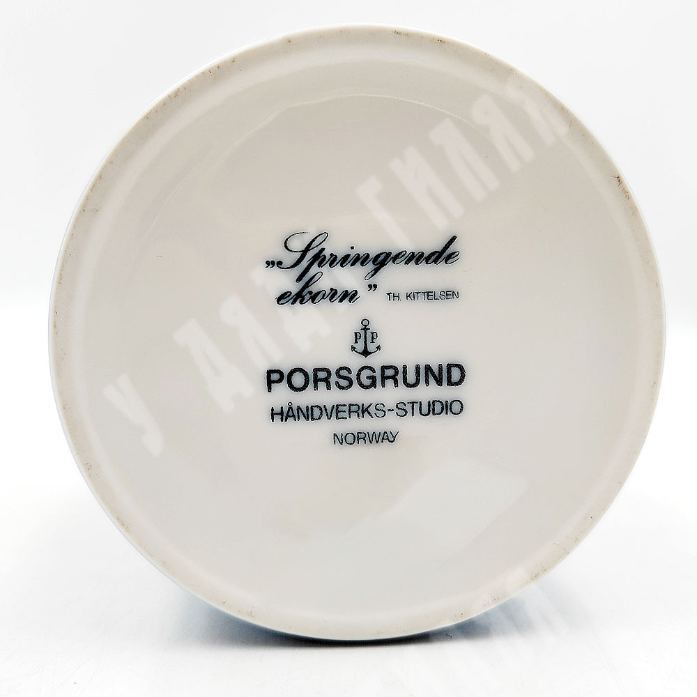 Фарфоровая ваза Скачущие белки. Porsgrund Porselænsfabrik Норвегия. ХХ век.