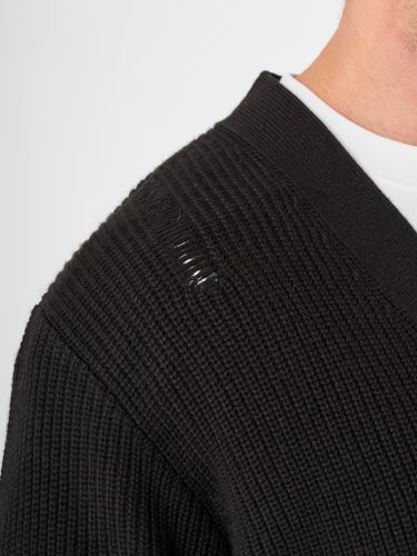 Черный кардиган с разрывами QWE