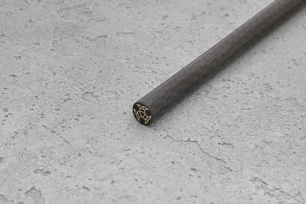 Мозаичный пин "Трикветр-II" 8,0x100 мм, контур - карбон, центр - латунь