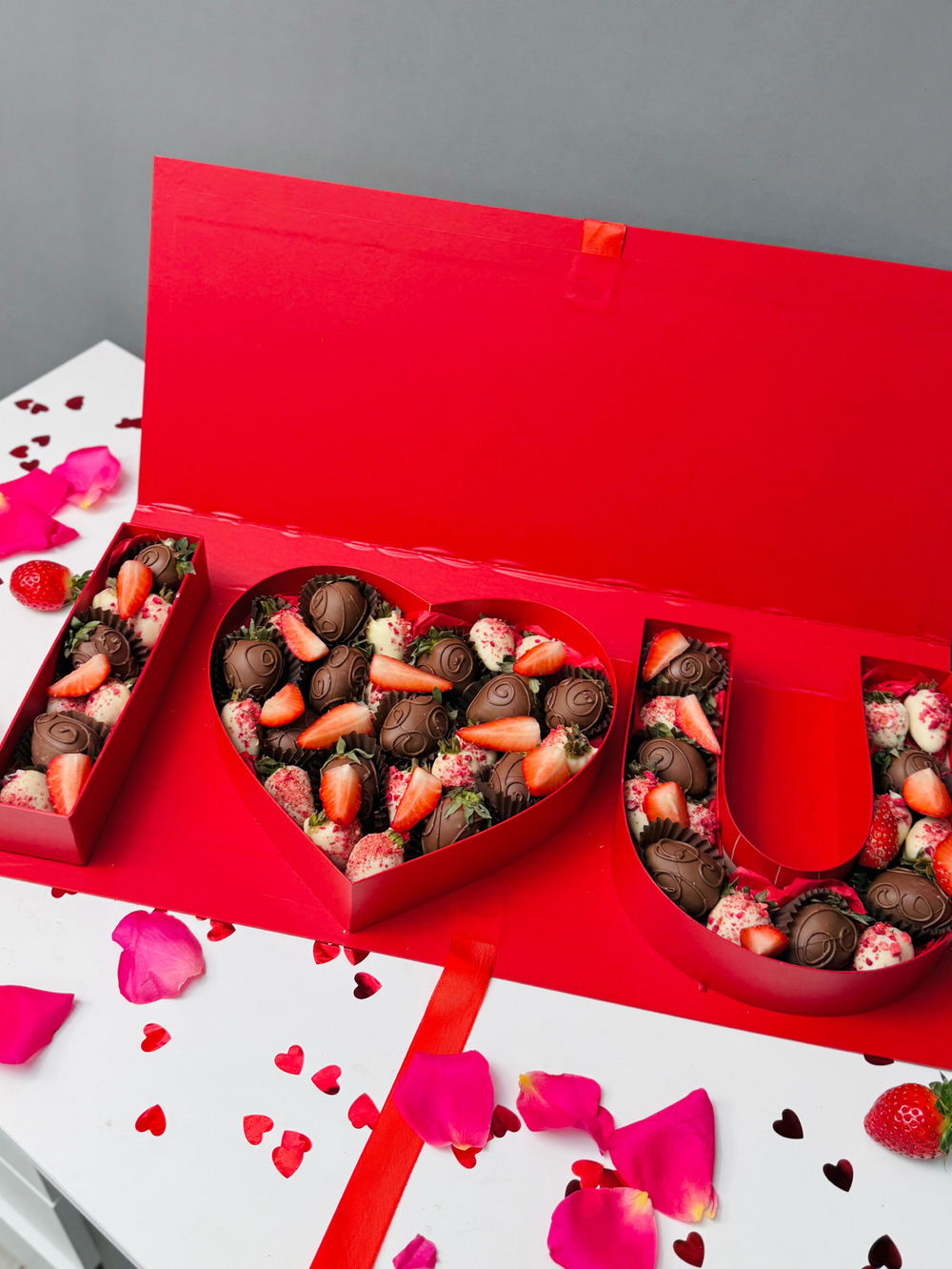 Потрясающая премиум коробка клубники в шоколаде «I love ❤️ u»