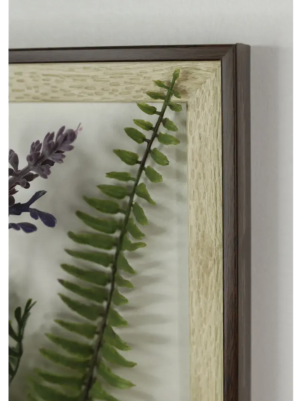 Искусственные цветы в багетной раме для декора