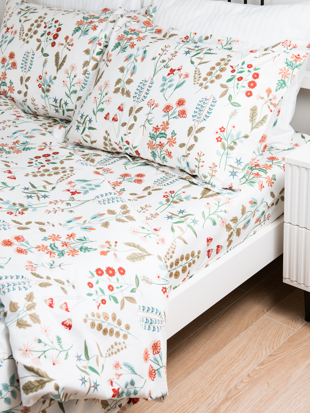 ODA Простыня стандартная, сатин цветочный орнамент