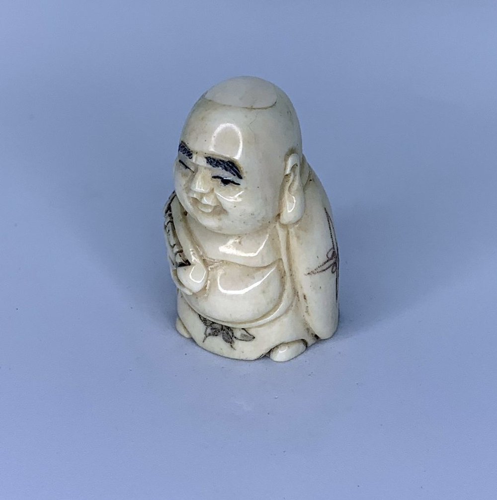 Нэцкэ Хотей с волшебным музыкальным инструментом