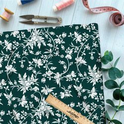 Ткань оксфорд 210 белая хохлома из цветов на зелёном фоне