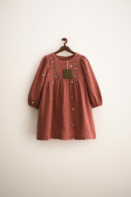 ZARA TIMELESS — ПЛАТЬЕ С ВЫШИВКОЙ В ВИДЕ ЦВЕТОВ, ТЕРРАКОТОВЫЙ