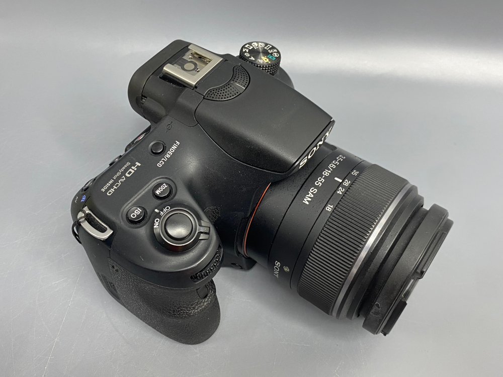 Sony A58 Kit 18-55mm Скол на объективе