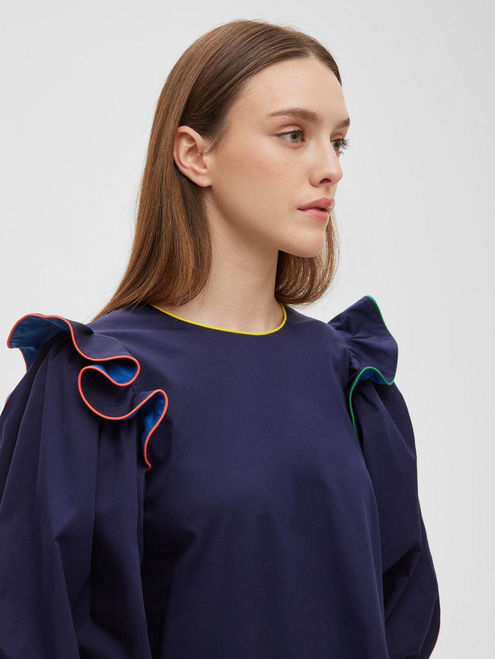 Платье с воланами темно-синего цвета с разноцветной отделкой