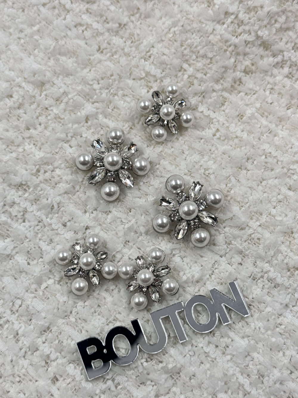 Пуговицы серебристые квадратные с жемчугом и стразами