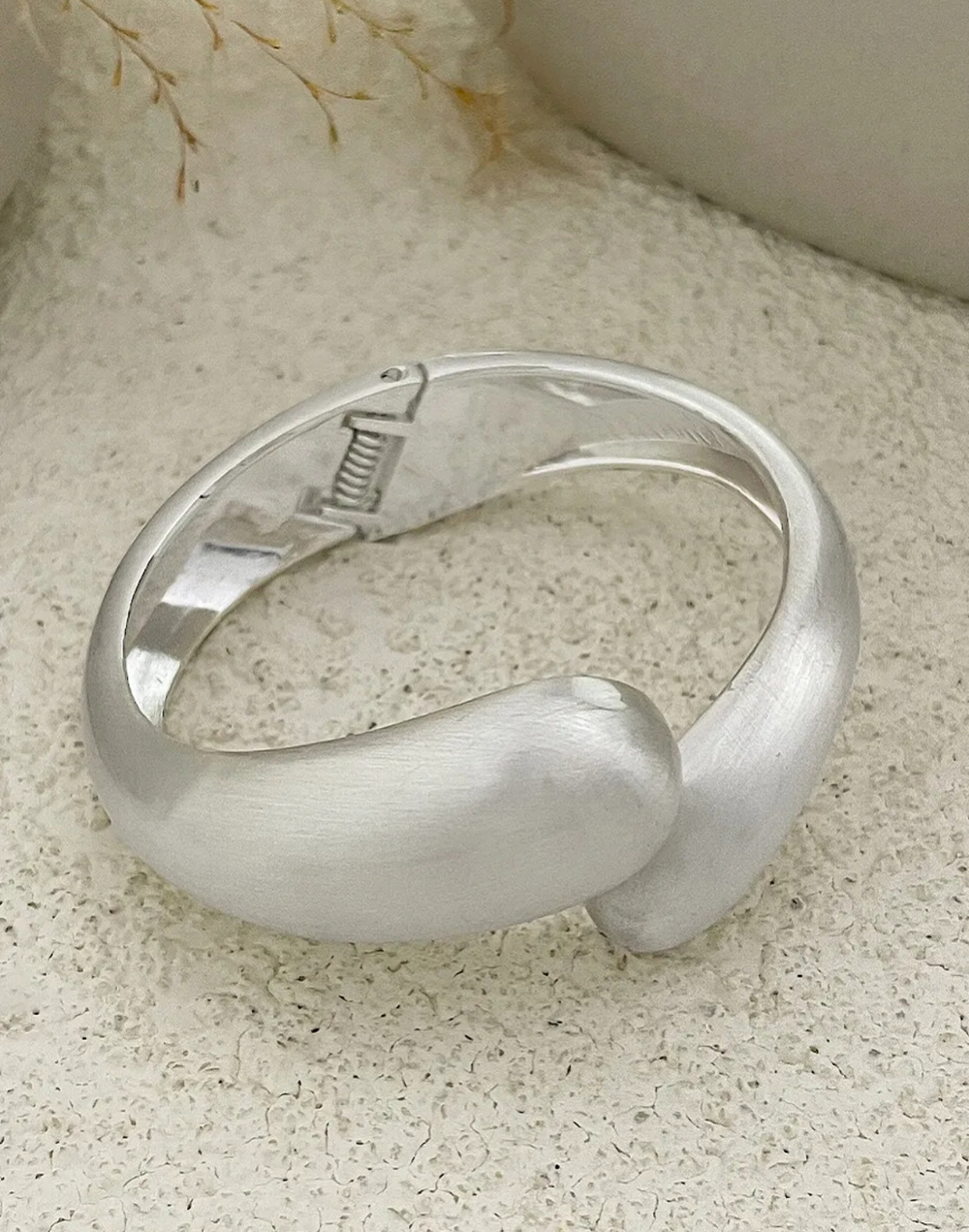 Clovelle — серебристый браслет-скульптура с эффектом soft metal