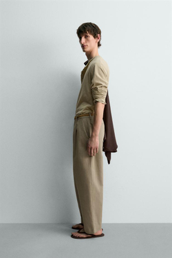 ZARA ФУТБОЛКА ИЗ ХЛОПКА И ЛЬНА С ВОРОТНИКОМ НА ПУГОВИЦАХ, ТЕМНО-БЕЖЕВЫЙ