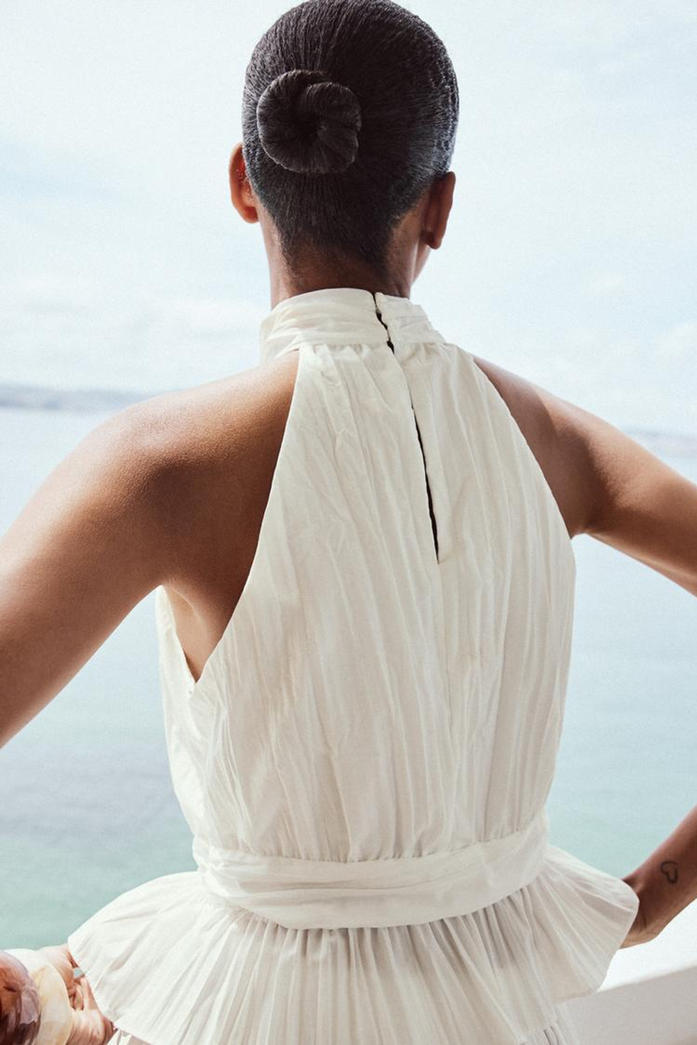 ZARA ТОП С ГОРЛОВИНОЙ ХАЛТЕР И СБОРКАМИ, ЖЕЛТОВАТО-БЕЛЫЙ