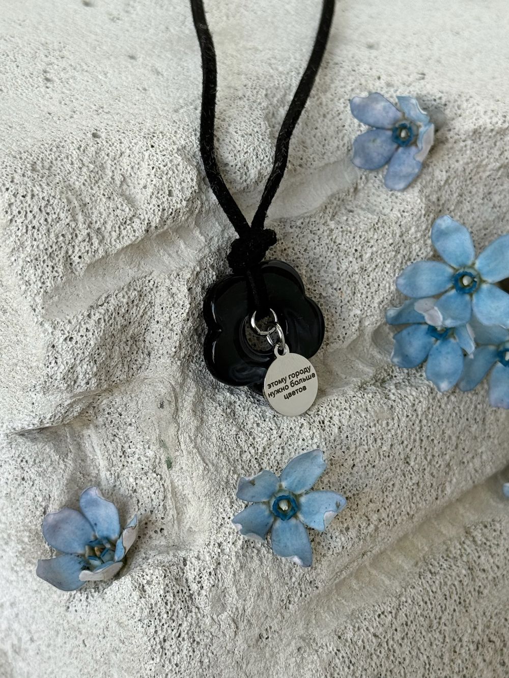 Подвеска цветочек в черном цвете