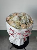 Букет из кустовых пионовидных роз, хризантемы, диантусов и одноголовых роз