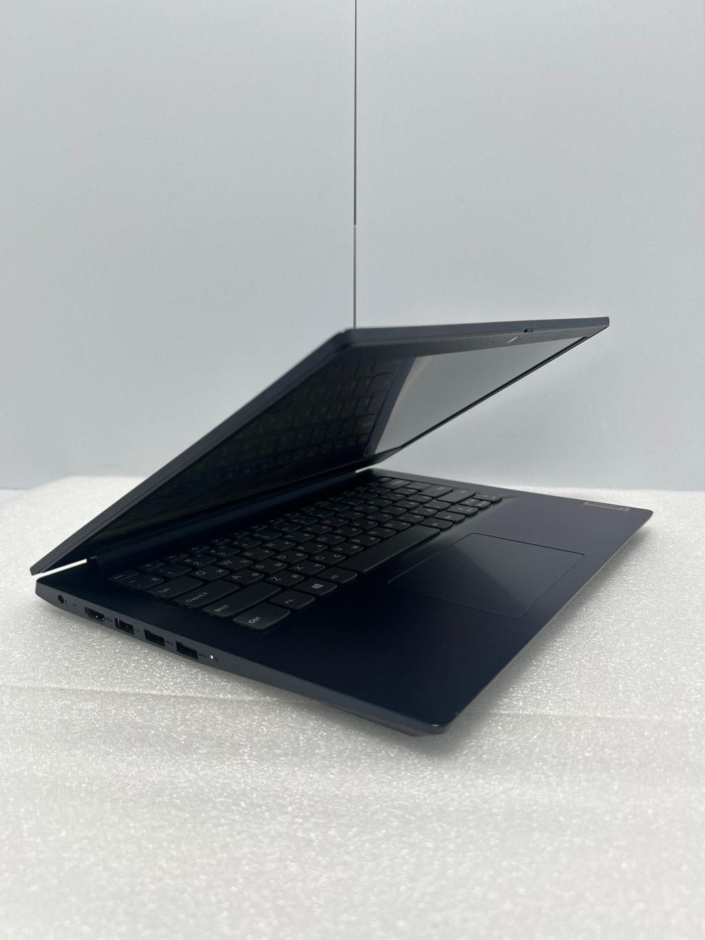 Ноутбук Lenovo IdeaPad 3 14ADA05 (81W000FXRU) 14.0"/AMD Ryzen 5 3500U/RAM 8GB/SSD 256GB/AMD Radeon Vega 8/1920*1080/TN/Windows 11/Подсветка кл-ры: нет/синий. Состояние: Уценка/небольшой след. на матрице от клавиатуры