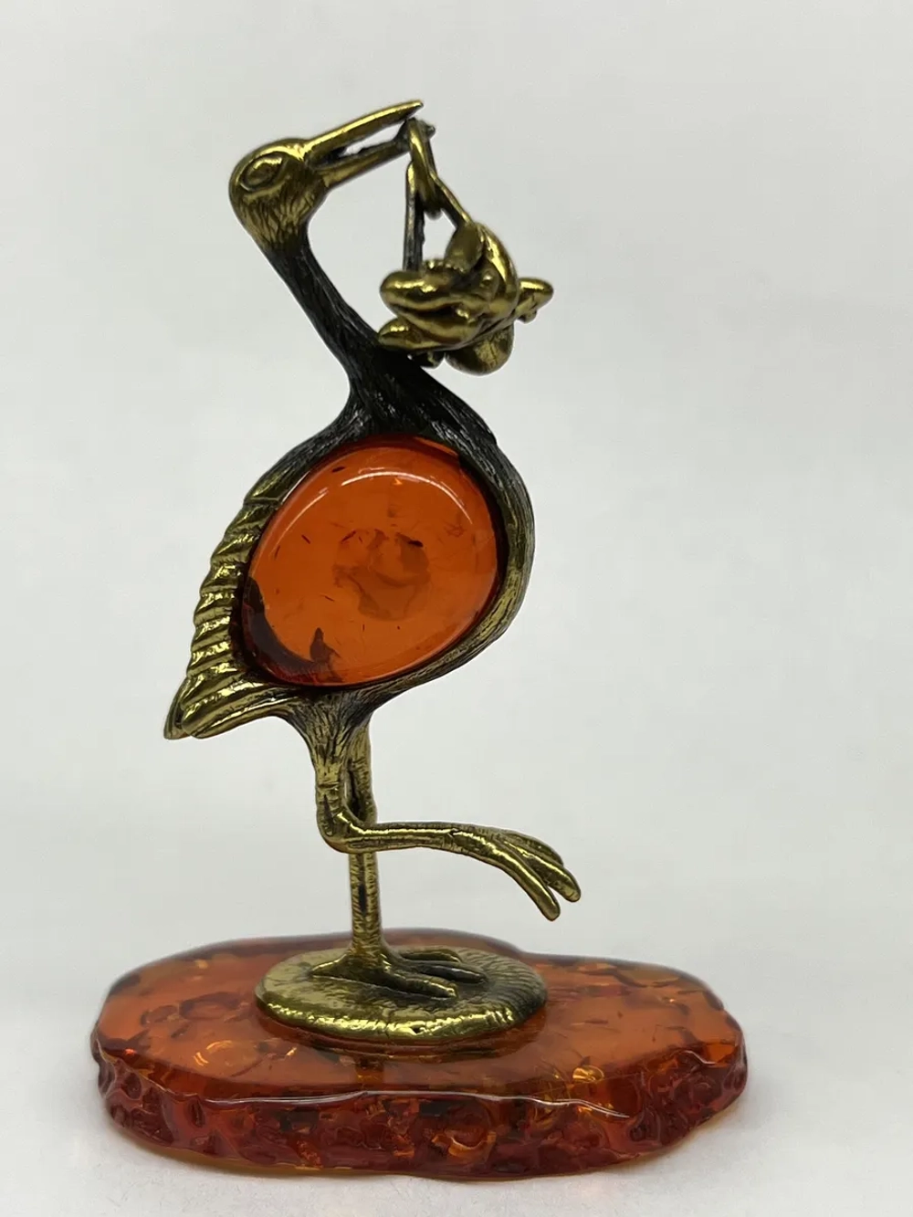 Бронзовая статуэтка на янтаре