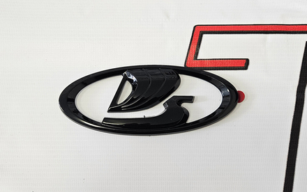 Эмблема решетки радиатора в стиле Lada Vesta