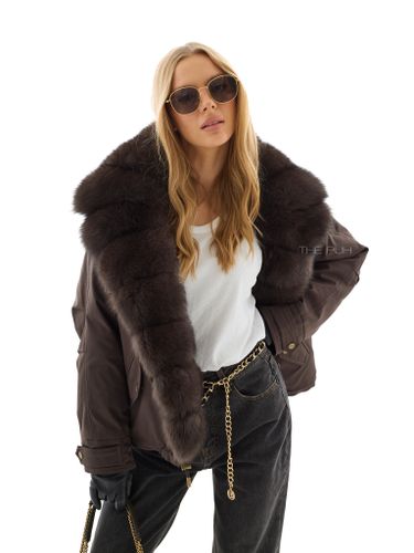 Короткая пуховая парка шоколадного цвета