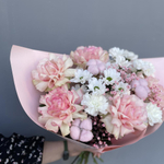 Нежный букет из ароматных роз с хризантемой