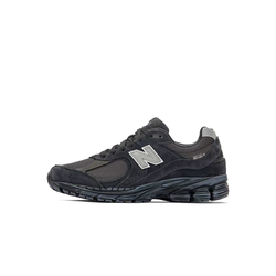 alt="New Balance 2002R Black Grey M2002RBV черные с серыми акцентами вид сбоку на белом фоне"