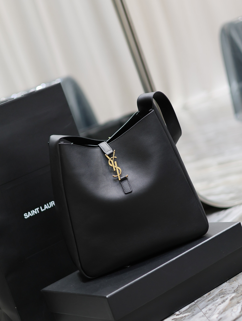 Saint Laurent Large Le 5 A 7 Supple 31 cm