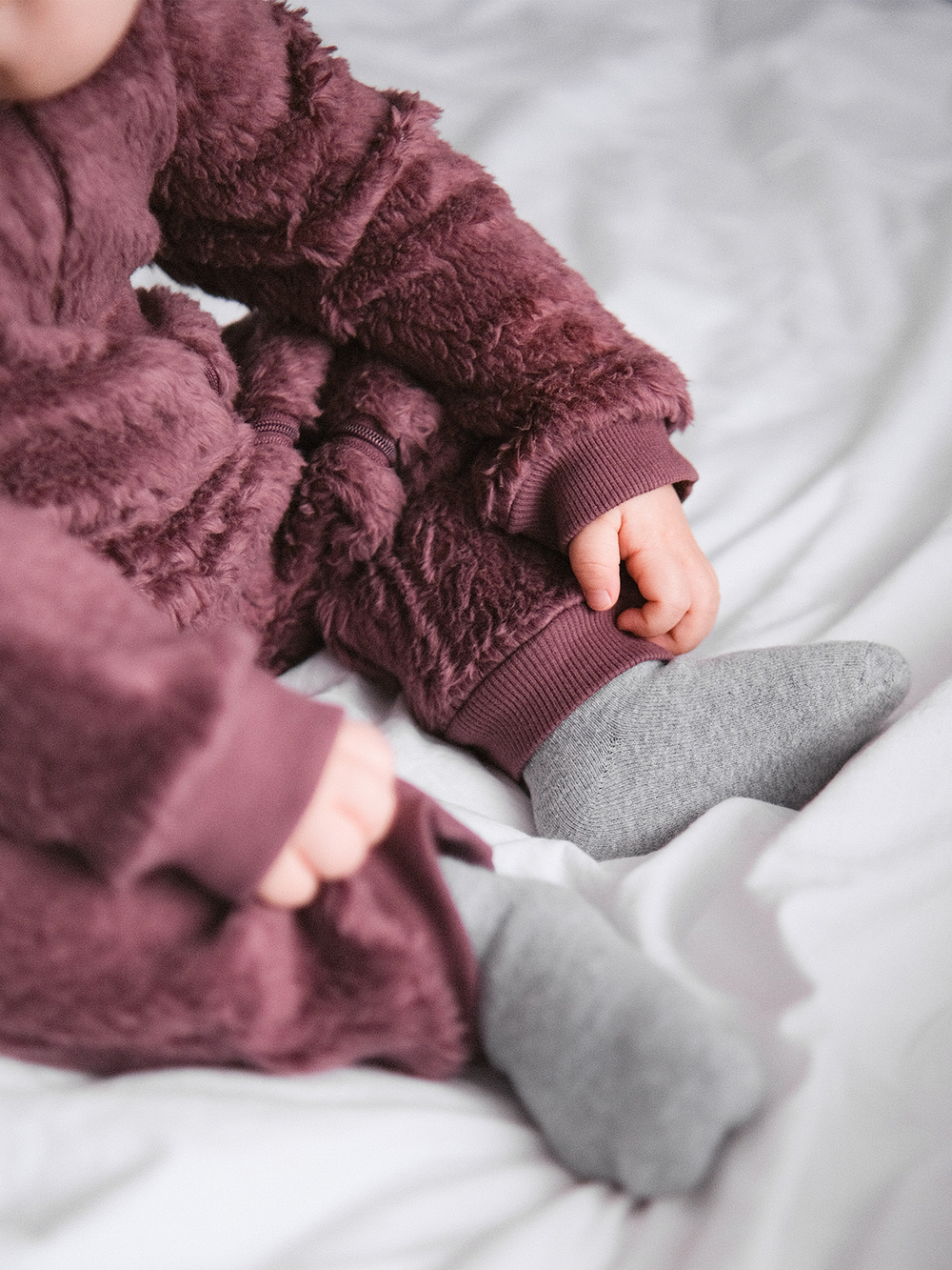 Плюшевый комбинезон из органического хлопка Mjölk Rose Taupe, на манжетах