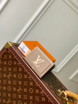 Louis Vuitton Clea Wallet