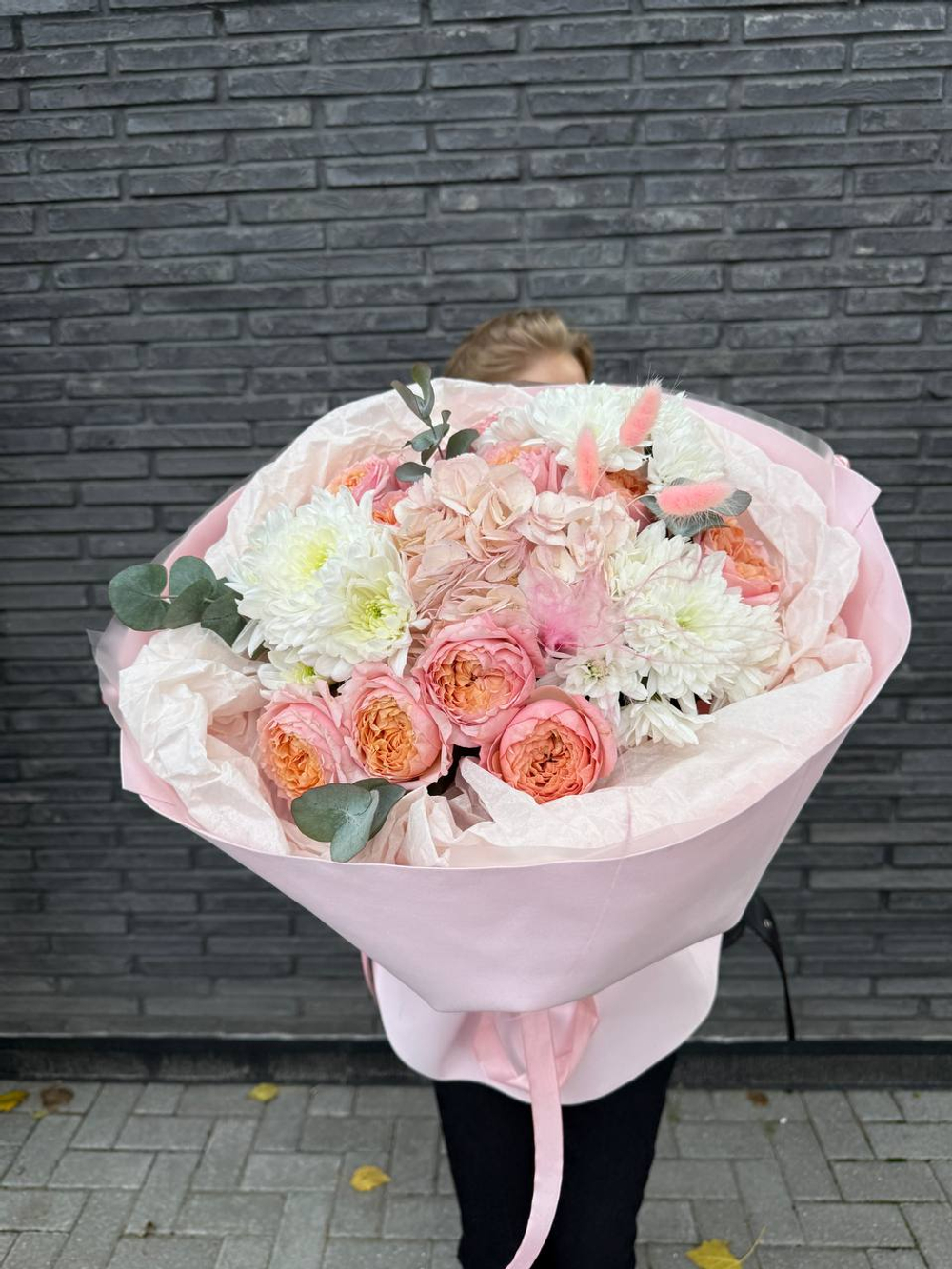 Букет с пионовидной розой, гортензией, хризантемой, эвкалиптом и сухоцветами ( лагурус и стифа )