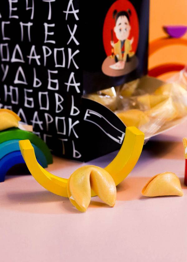 Диспенсер печенья с детскими предсказаниями