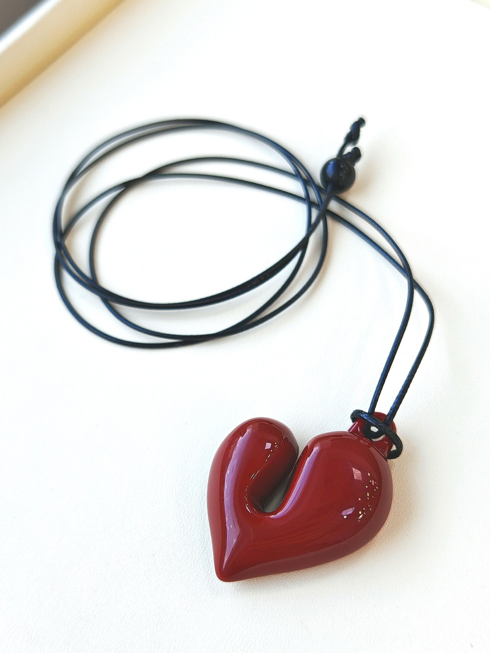 п3235-к Подвеска акрил "Сердце пухлое" 35*32мм со шнуром, красное