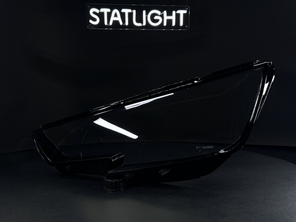 Левое стекло фары AUDI A4 B9 2015-2020