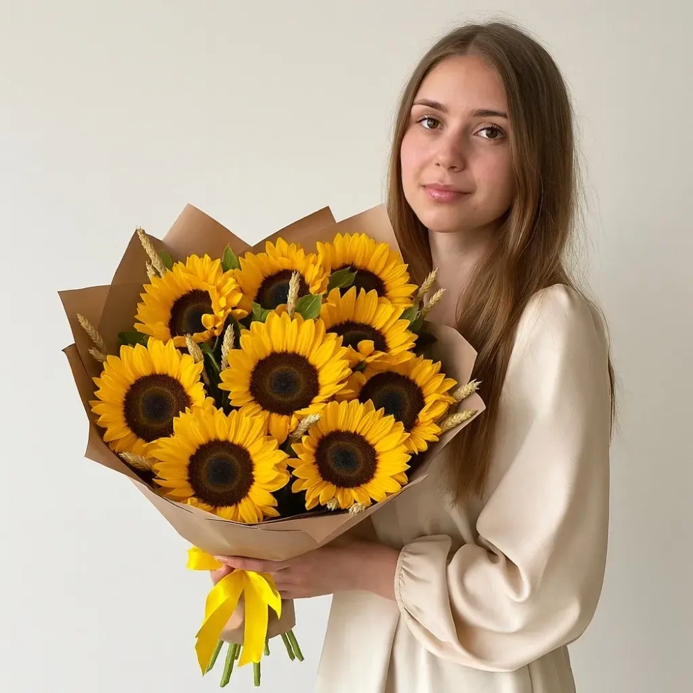 Букет из 9 подсолнухов «Sunlight Embrace»
