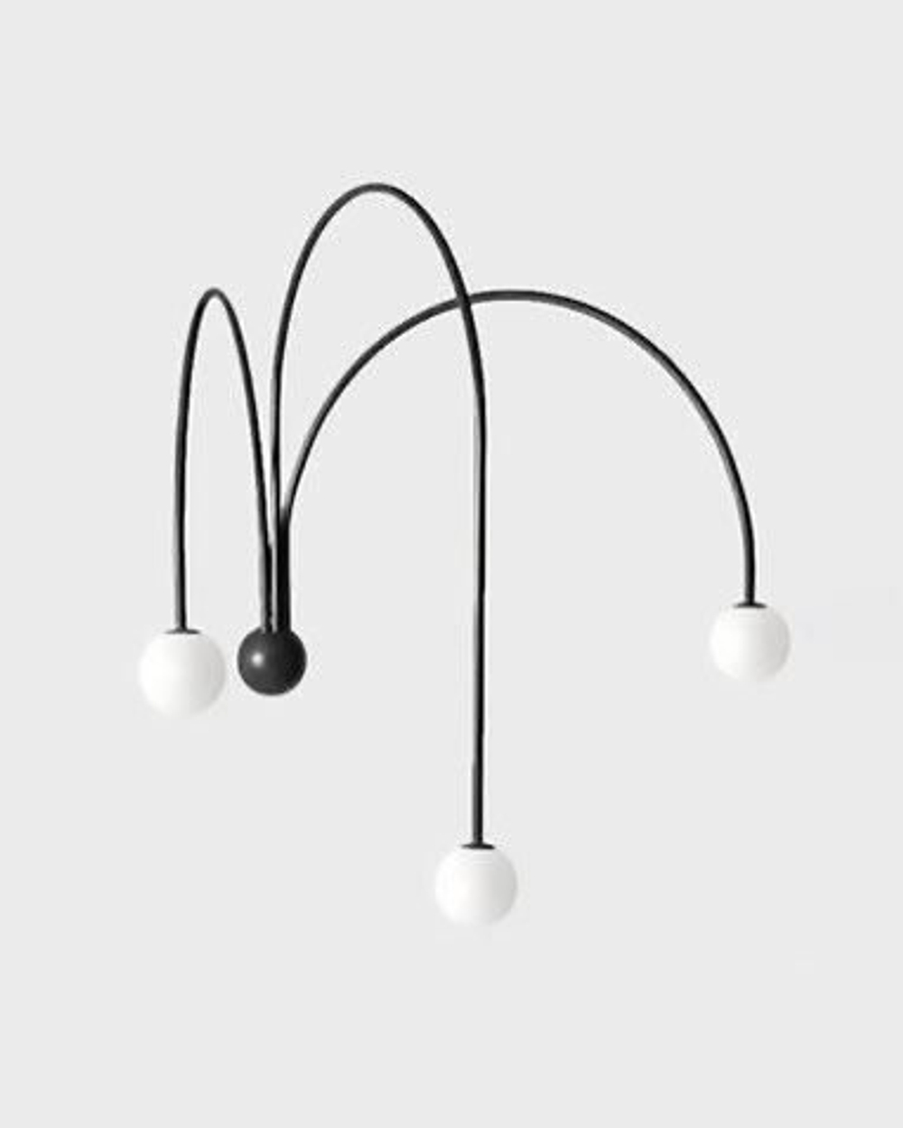 Стильное настенное бра с изящными дугообразными держателями и матовыми шарообразными плафонами.